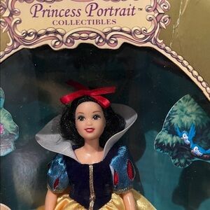 Mattel Snow White Princess Portrait Collectible Doll - Blue, Yellow, Red